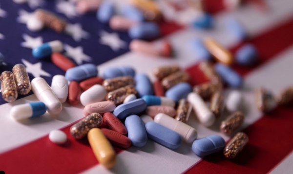 智慧优配 机构预测关税将致制药行业成本增加数百亿美元！美国医疗技术地位遭挑战